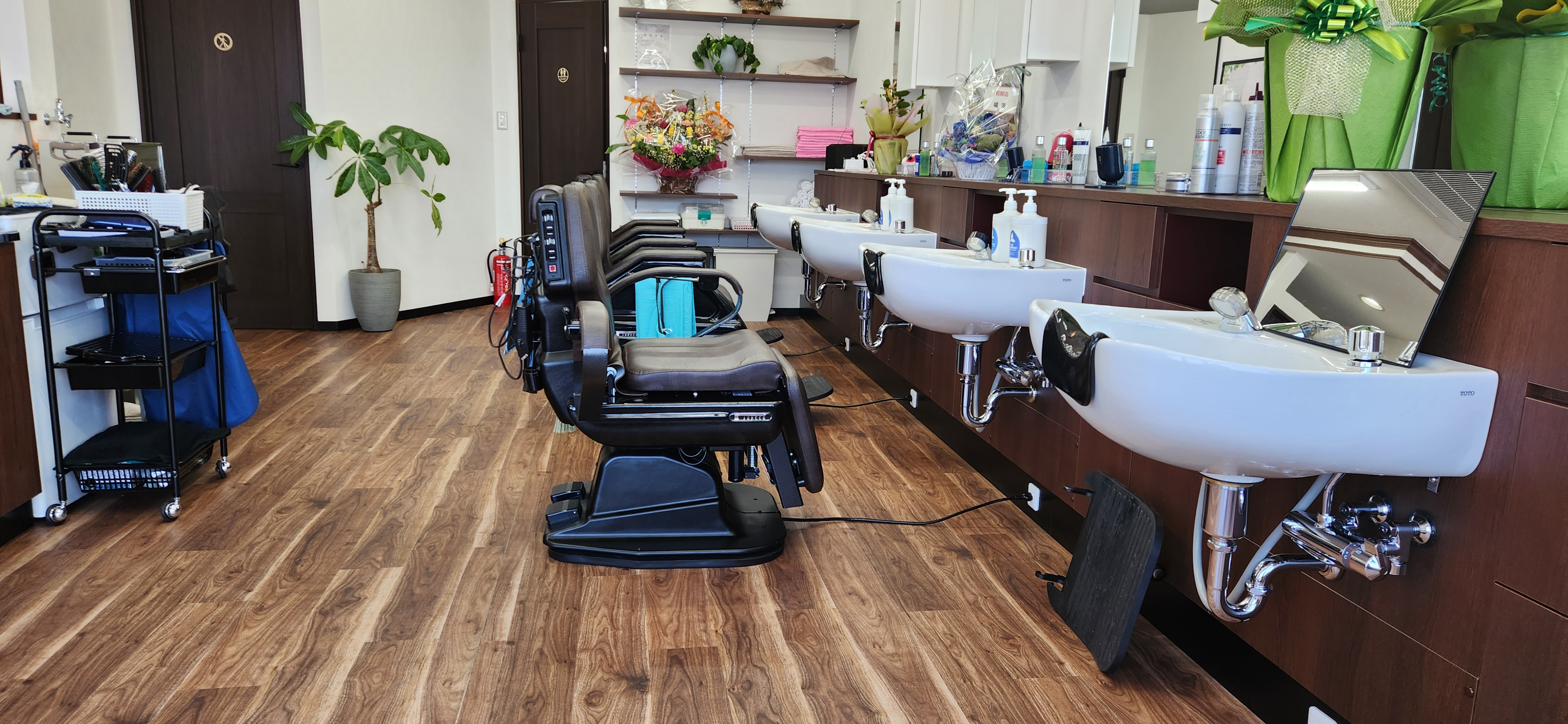 平日限定！70歳以上の方、カット（えり剃り付き）特別価格！